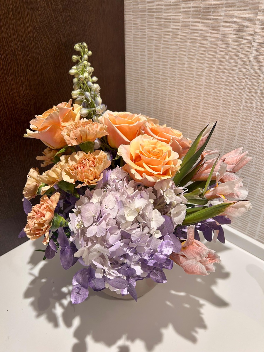 Aranjament floral cu hortensii piersică — e-flower București