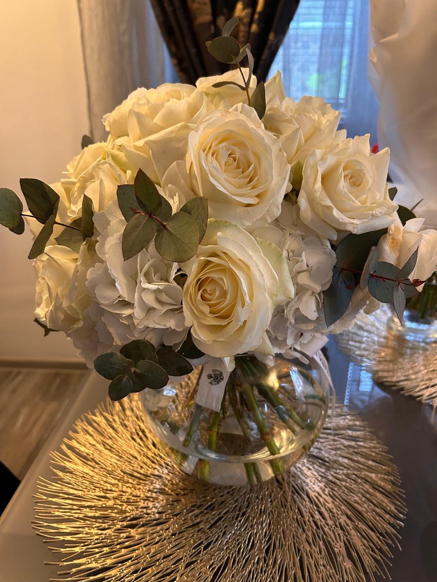 Aranjament trandafiri albi în vază pentru masă — e-flower