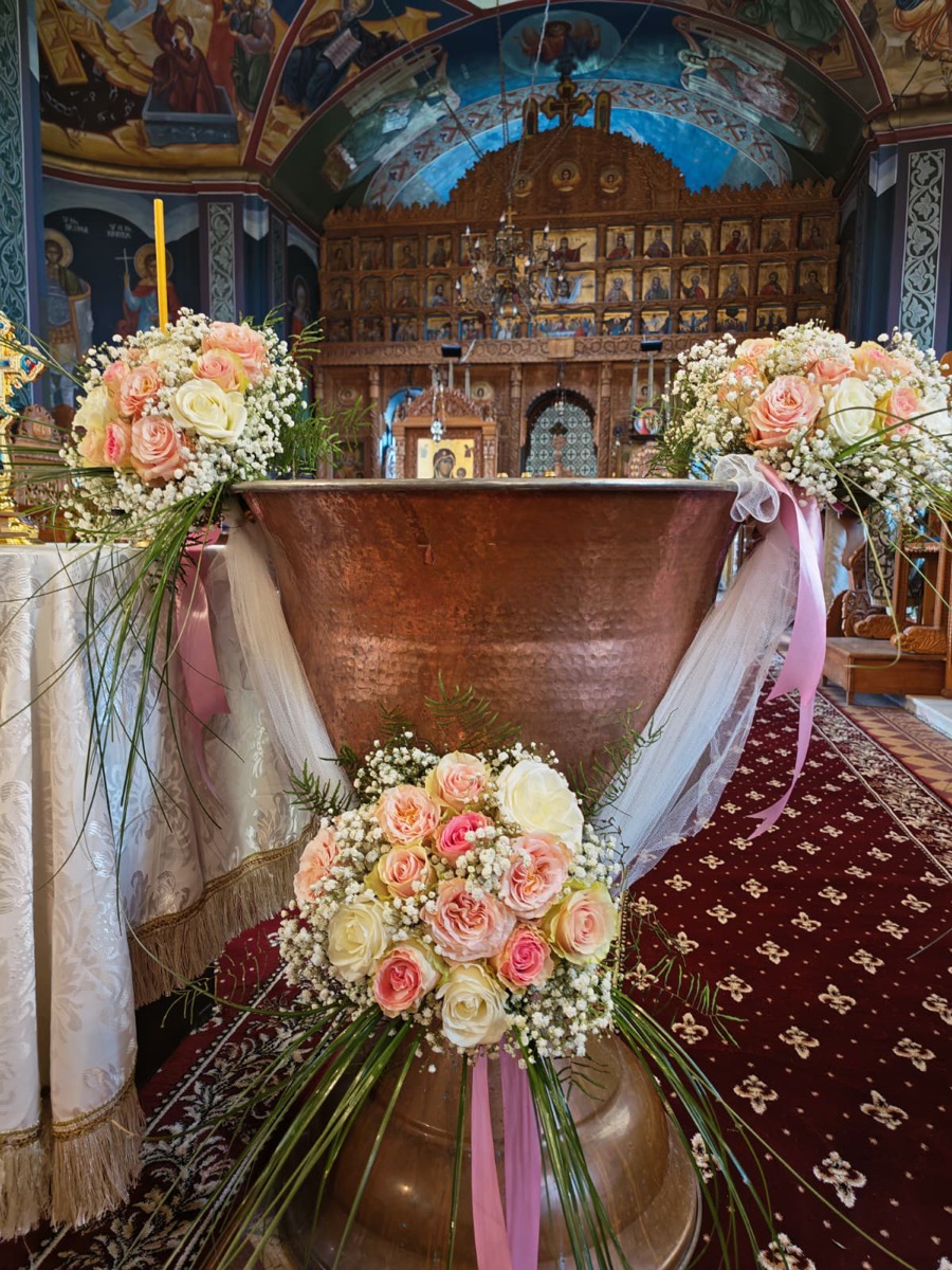 Aranjament floral botez la biserică — e-flower București