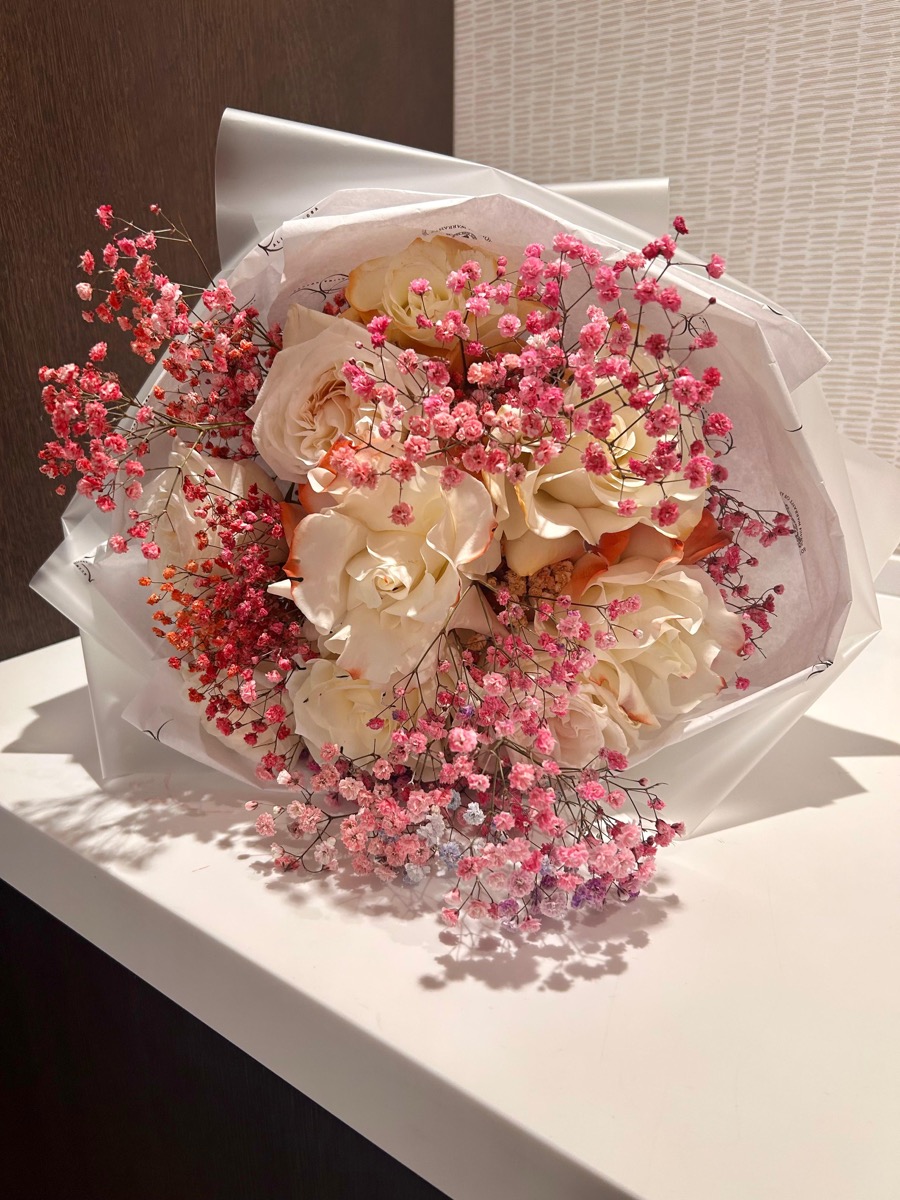 Buchet alb cu gypsophila și accente roz — e-flower București