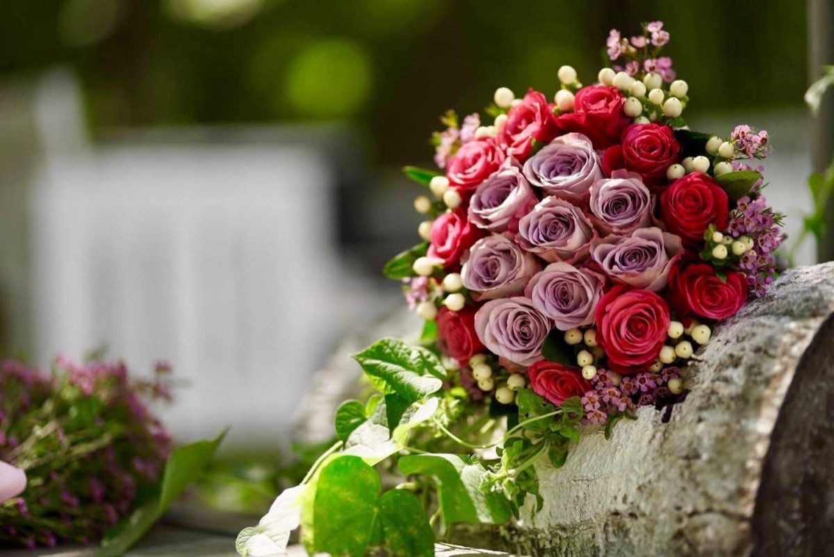 Buchet mireasă roșu și mov — aranjament nuntă e-flower