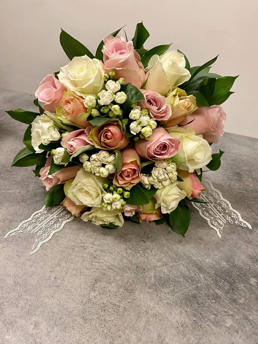 Buchet de mireasă cu trandafiri roz și albi - e-flower