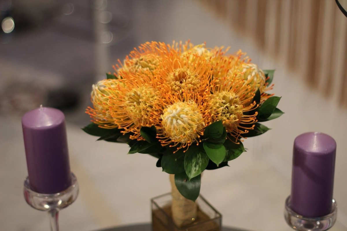 Buchet exotic cu protea portocaliu — aranjament floral inedit