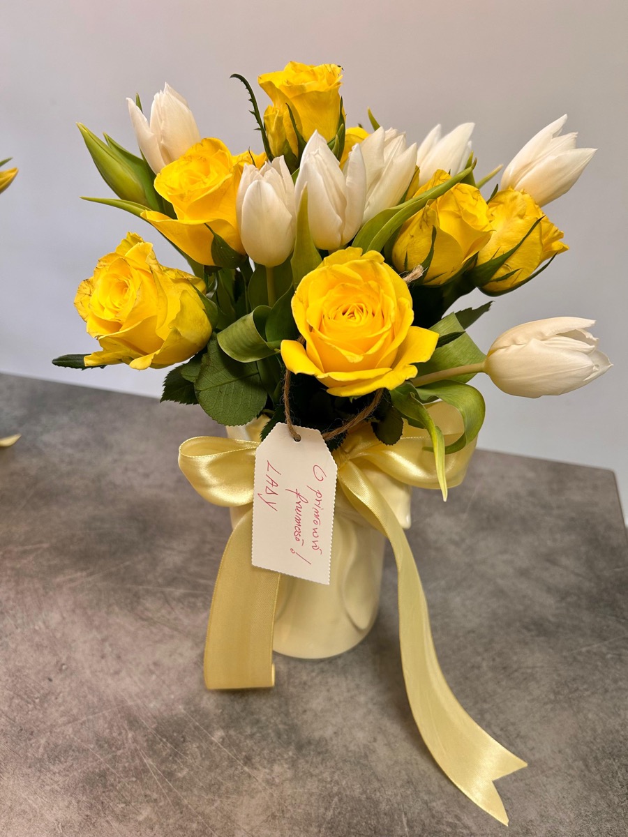 Cutie cu lalele albe și accente galbene — aranjament cadou