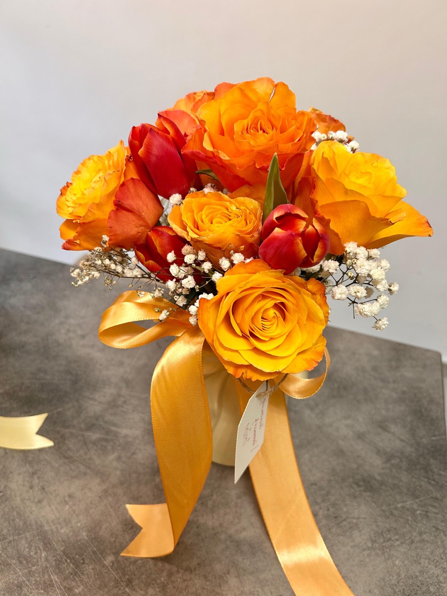 Cutie cu trandafiri portocalii și gypsophila — cadou floral