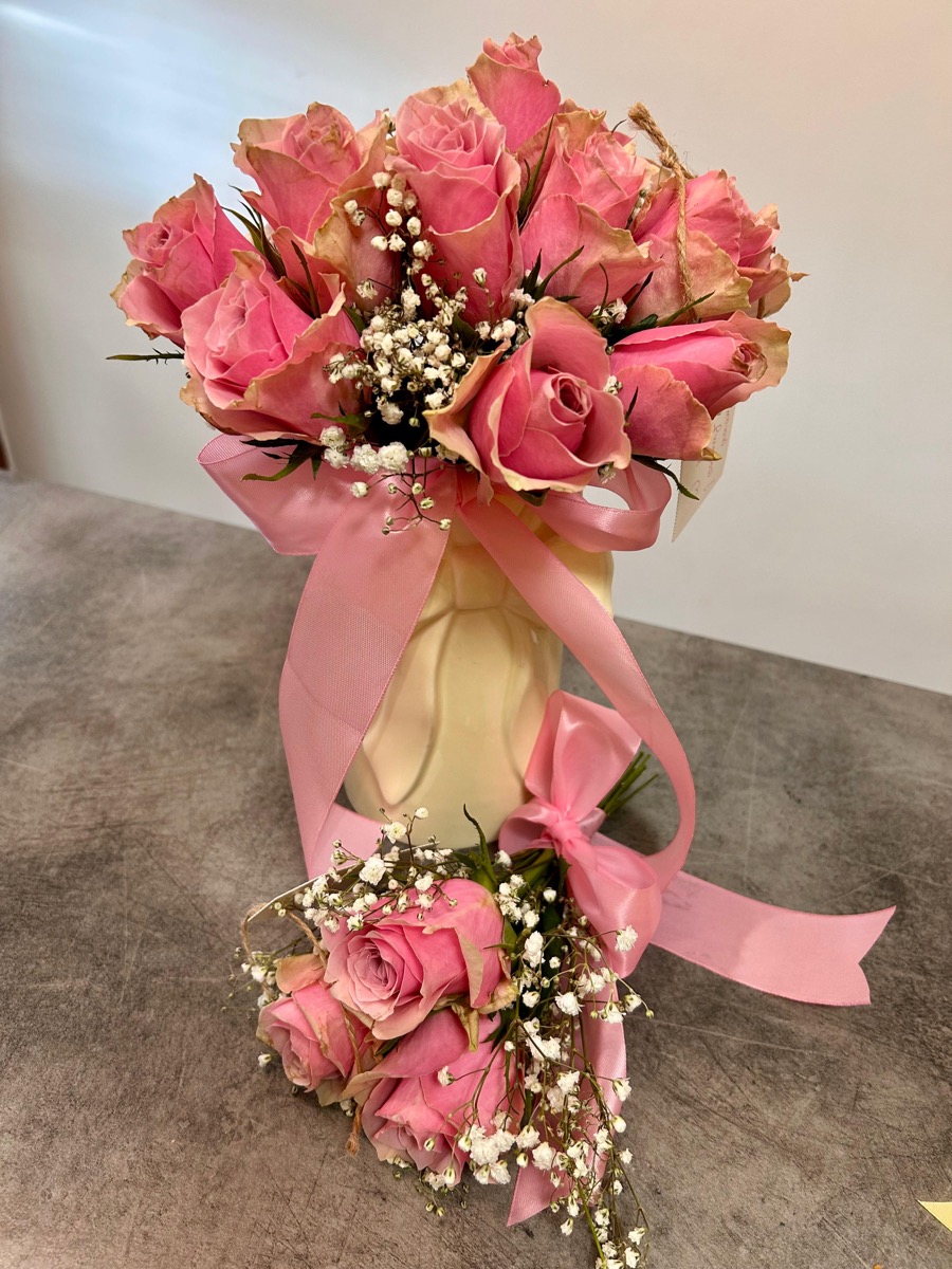 Cutie cadou cu trandafiri roz și panglică — e-flower București