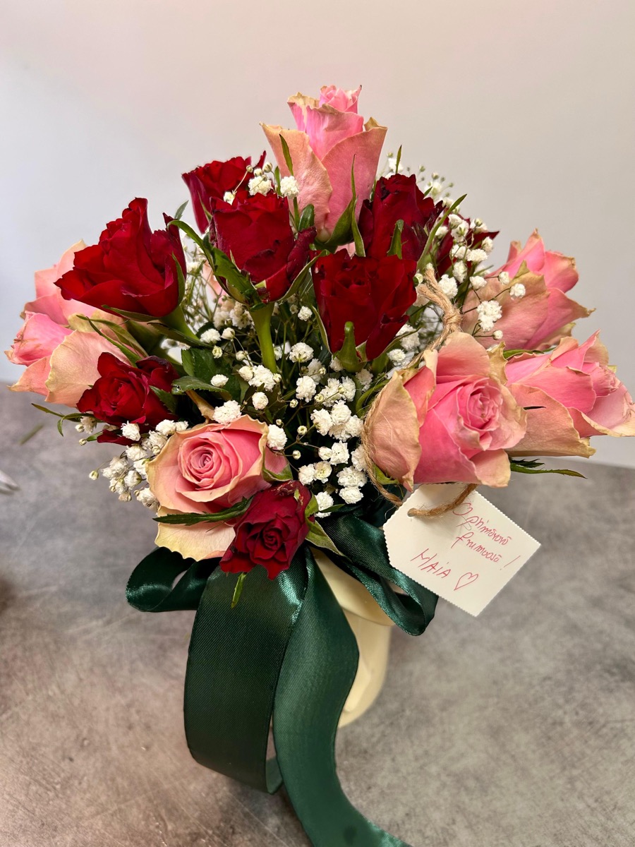 Cutie cu trandafiri roz și roșii, panglică verde — e-flower