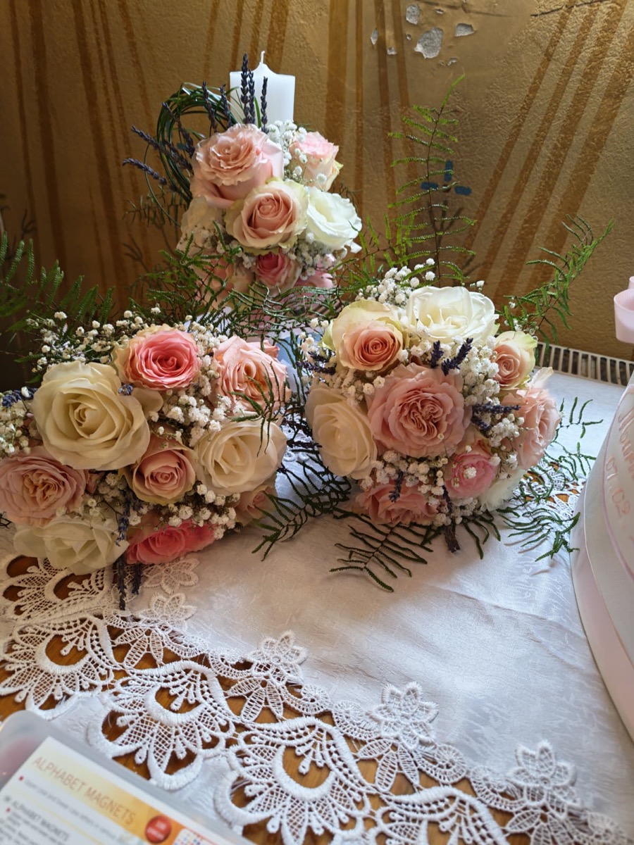 Decor masă nuntă cu trandafiri — aranjament floral nuntă București